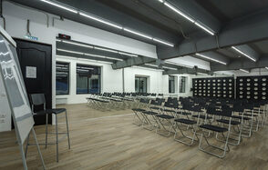 Gold&Dance Светлый зал с большим экраном