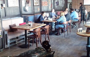 Необычное пространство в байкерской тематике