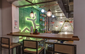 Стилизованный лофт-бар для праздников