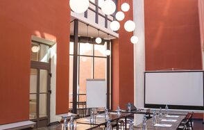 Station L1. Конференц-зал с прозрачной крышей