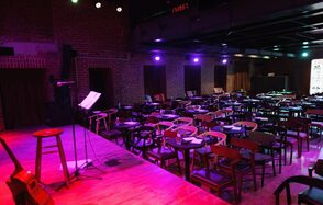 StandUp Store.Лофт со сценой для конференций и бизнес встреч