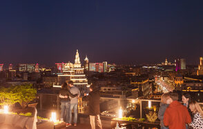 Открытая крыша с диванами и японским садом на Маяковской