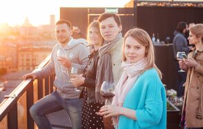 Открытая крыша с диванами и японским садом на Маяковской