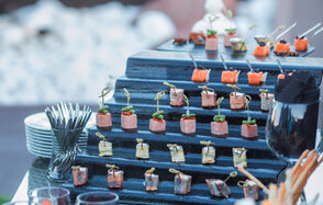 Открытая крыша с диванами и японским садом на Маяковской