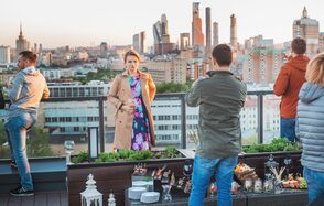 Открытая крыша с диванами и японским садом на Маяковской