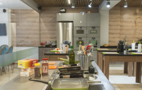 Светлый лофт с оборудованной кухней