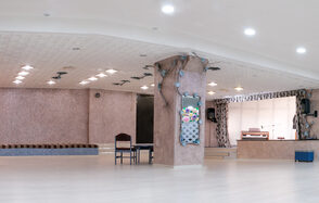 ПримА'рт Светлый зал со сценой на юге СПБ