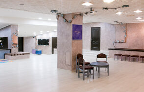 ПримА'рт Светлый зал со сценой на юге СПБ