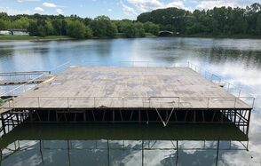 VERNISSAGE Сцена на воде с трибунами