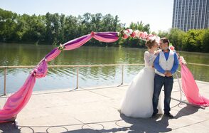 VERNISSAGE Сцена на воде с трибунами