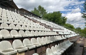 VERNISSAGE Сцена на воде с трибунами