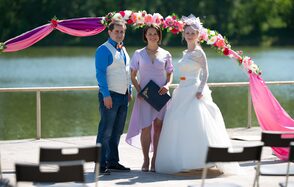 VERNISSAGE Сцена на воде с трибунами