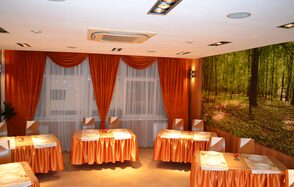 Уютное кафе под закрытие для праздника