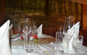 Уютное кафе под закрытие для праздника