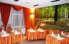 Уютное кафе под закрытие для праздника