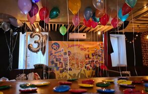 Караоке-бар в центре города. Двое мужчин поют в караоке