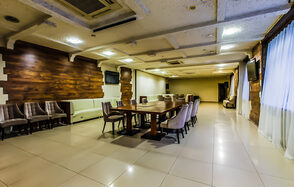 Банкетный зал в стиле лофт для вечеринок и торжеств