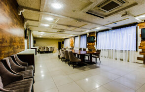 Банкетный зал в стиле лофт для вечеринок и торжеств