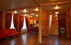 Клубный деревянный дом