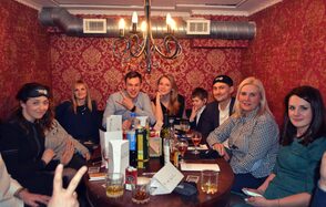 Комната с круглым столом для небольших компаний