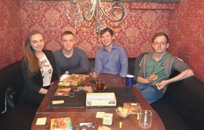 Комната с круглым столом для небольших компаний