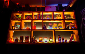 Бар под закрытие с неоновой подсветкой