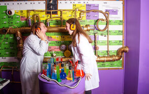 Бар под закрытие с неоновой подсветкой