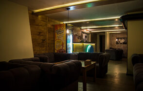 Стильное пространство с мягкими диванами