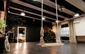 Лофт с качелями в эко стиле