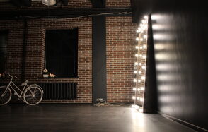 Лофт с качелями в эко стиле