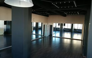 DF Club Зеркальный зал с барной стойкой