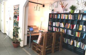 Уютная кофейня в стиле лофт