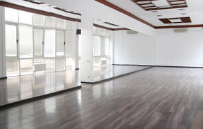 Gold&Dance Белый зал с зеркальной стеной