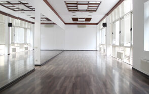 Gold&Dance Белый зал с зеркальной стеной