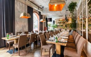 Банкетный зал с большими окнами