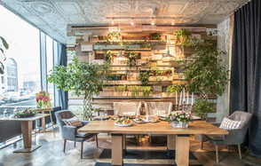 Банкетный зал с большими окнами