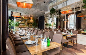 Банкетный зал с большими окнами