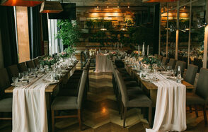 Банкетный зал с большими окнами