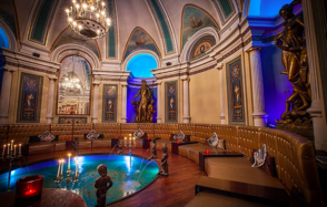 Dissident. Круглый зал в историческом здании