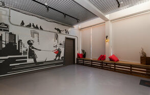 Стильный двухуровневый лофт. Разрисованная стена. Подушки на длинной подставке