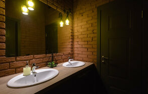 Стильный двухуровневый лофт. Раковины в туалете. Большое зеркало 