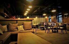 Уютный ресторан в центре города под закрытие