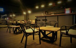 Уютный ресторан в центре города под закрытие