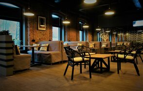 Уютный ресторан в центре города под закрытие