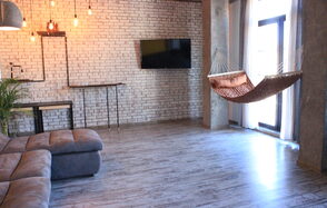 Уютное лофт-пространство с гамаком