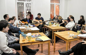 Белый лист помещение с высокими потолками