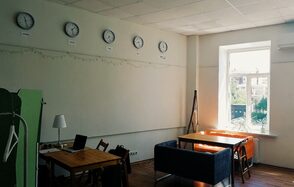 Белый лист помещение с высокими потолками