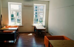 Белый лист помещение с высокими потолками