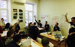 Белый лист помещение с высокими потолками