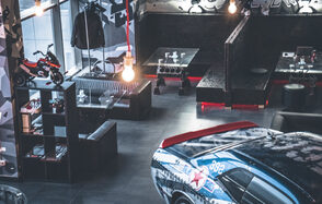 Лофт с авторскими принтами и окнами в пол